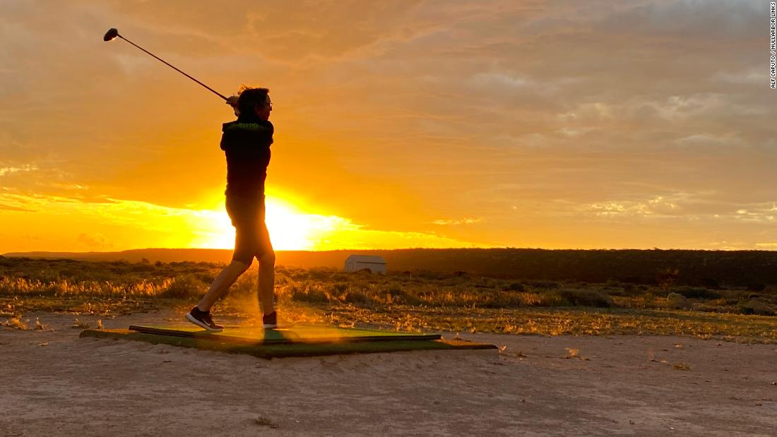 There&#39;s no such thing as a quick game at &lt;strong&gt;Nullarbor Links &lt;/strong&gt;in Australia. At the world&#39;s longest course, golfers tee off at Ceduna in the country&#39;s east before finishing up their round at Kalgoorlie, some 863 miles away in the west.