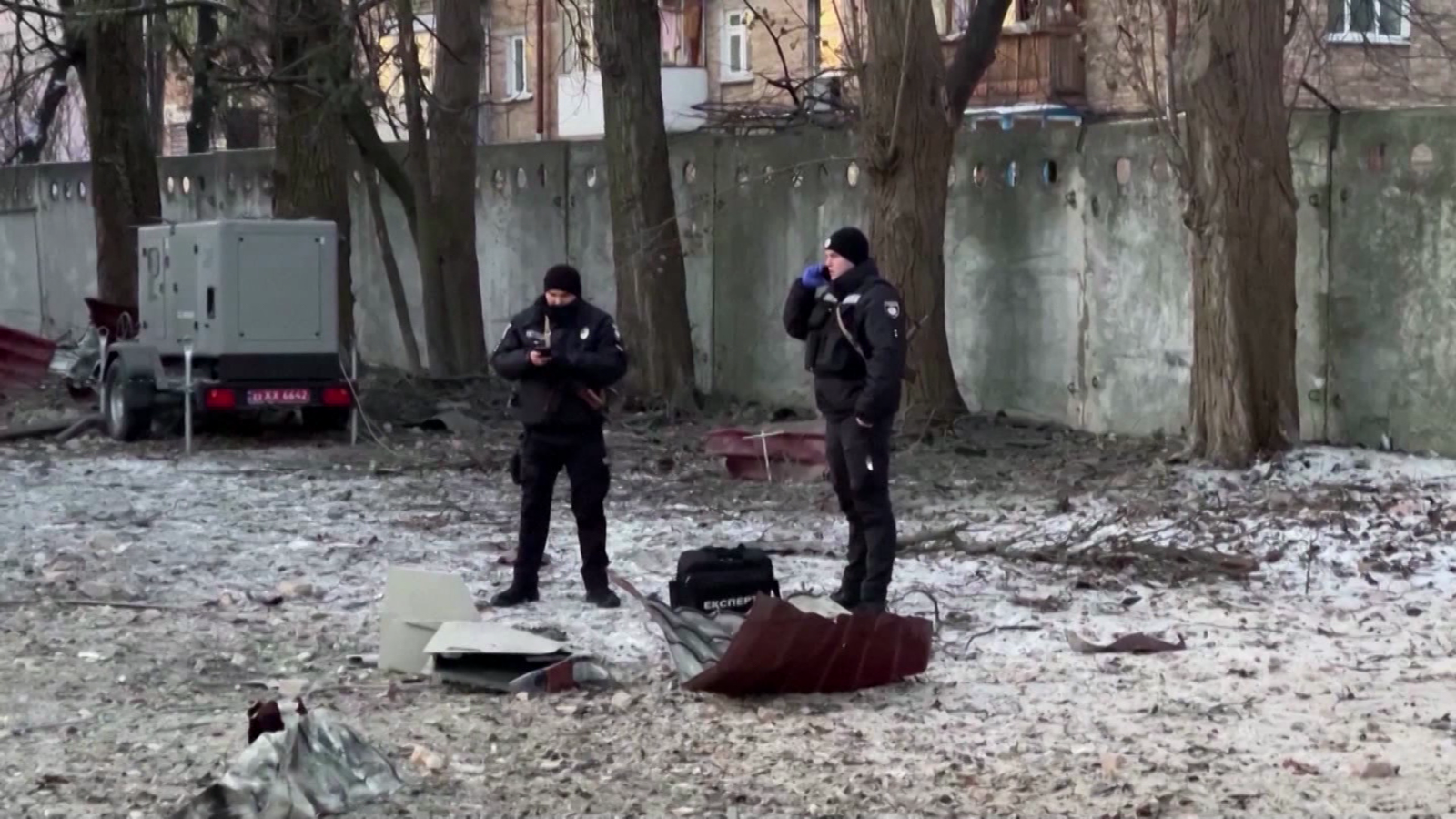 Video de cámara corporal: policías de Kyiv derriban a tiros un dron  kamikaze ruso - CNN Video
