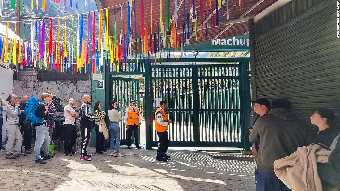 السياح تقطعت بهم السبل في ماتشو بيتشو وسط احتجاجات بيرو
