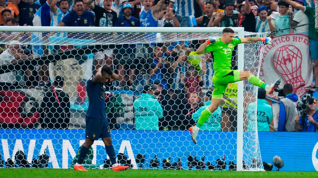 Argentina goalkeeper Emiliano Martinez celebrates after blocking Kingsley Coman&#39;s penalty in the shootout.