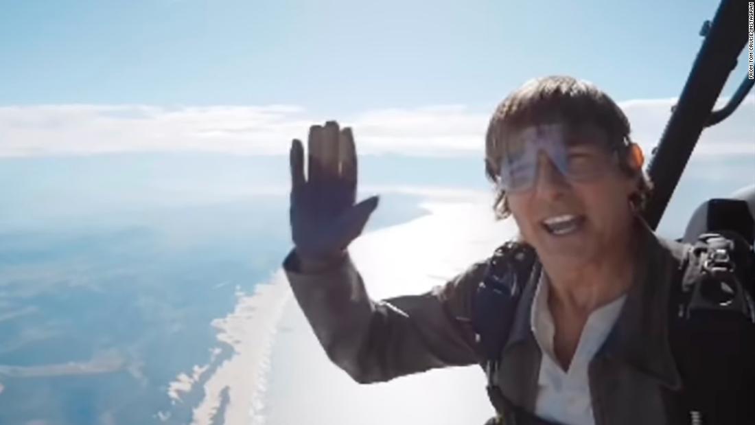 Tom Cruise thanks fans for supporting 'Top Gun: Maverick' -- while free-falling from a plane