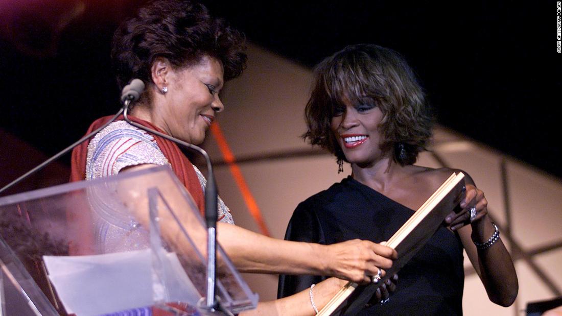 Houston presents Warwick with an award at the Songwriters Hall of Fame in 2001. Warwick received the Howie Richmond Hitmaker Award.