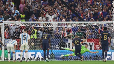 Mbappé scores France&#39;s third goal against Argentina in the World Cup final.