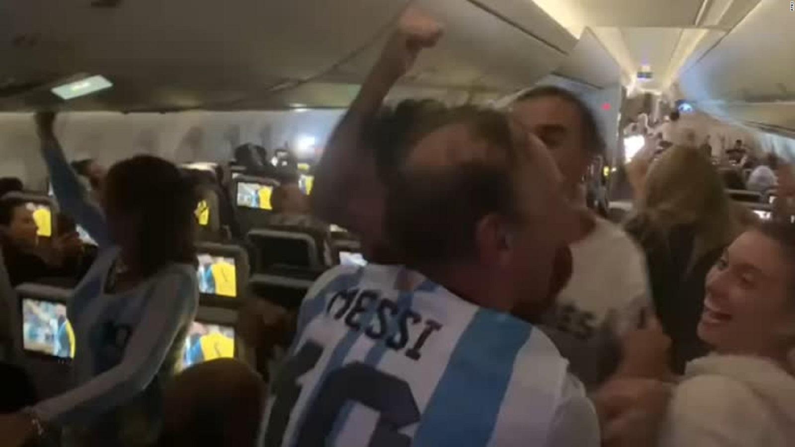 Argentinos Festejan El Título Mundial En Pleno Vuelo Hacia Buenos Aires ...