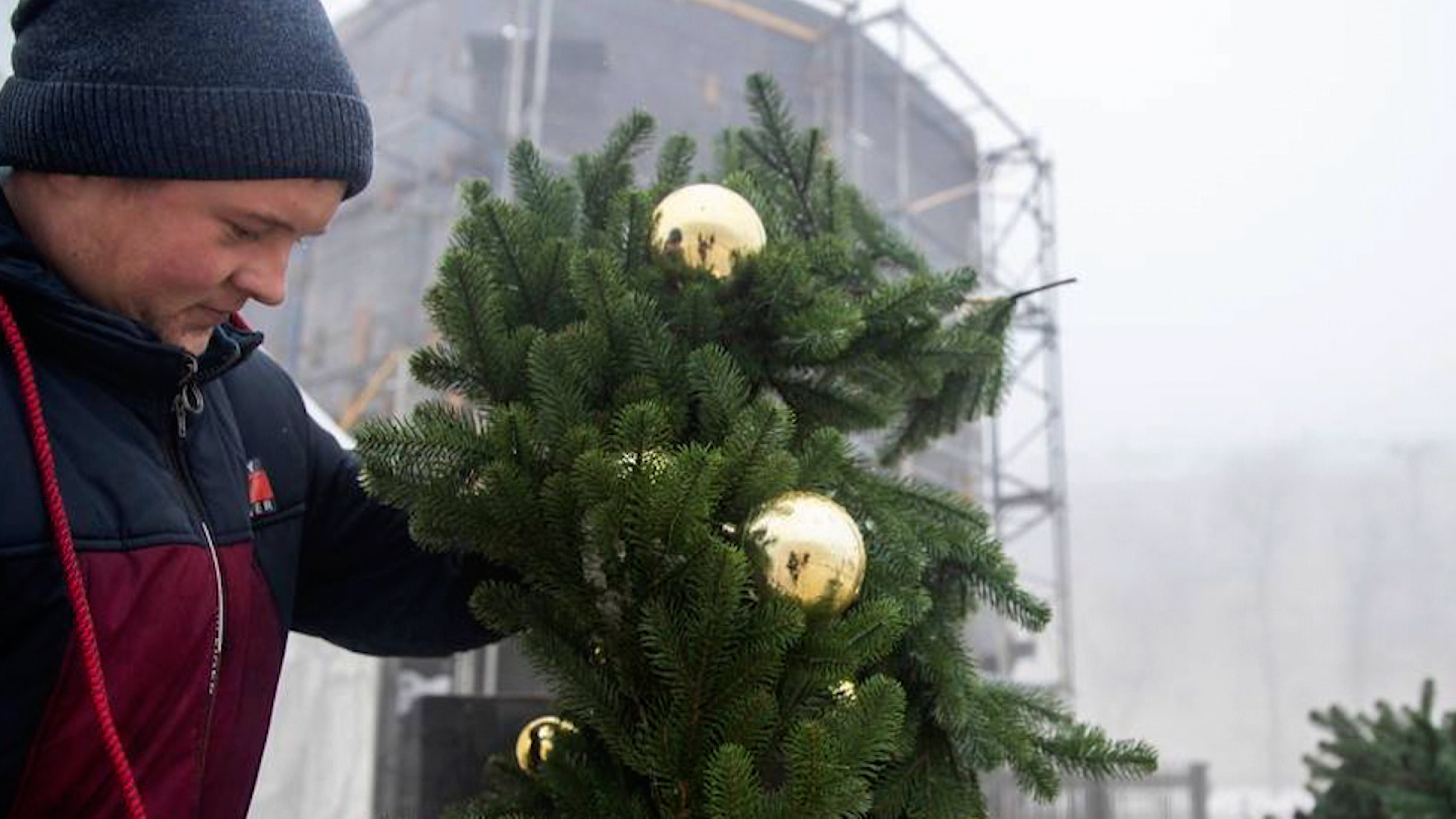 En medio de la guerra con Rusia, los ucranianos decoran árboles de navidad  con los restos de misiles - CNN Video