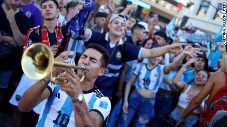 Argentina fans celebrate the national team&#39;s arrival in Buenos Aires.