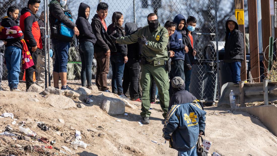 A US Border Patrol agent in El Paso instructs immigrants who had crossed the Rio Grande on December 19.