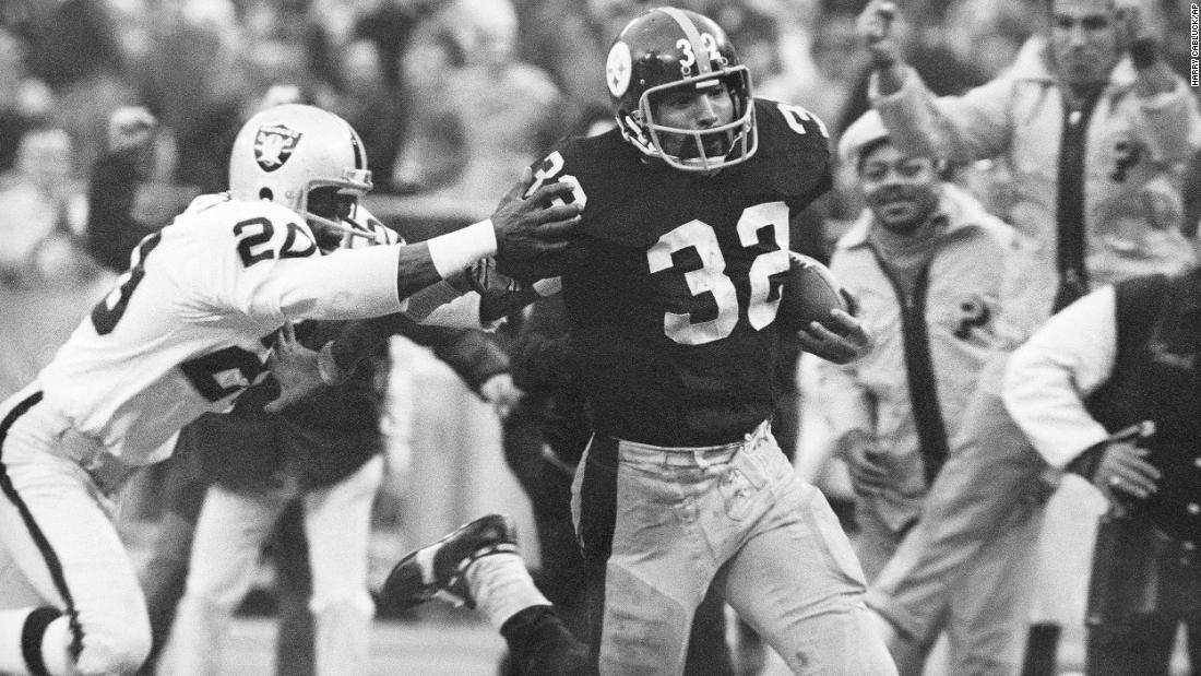 Warren Moon (1) eludes defensive end Simon Fletcher (73) – Denver Broncos  History