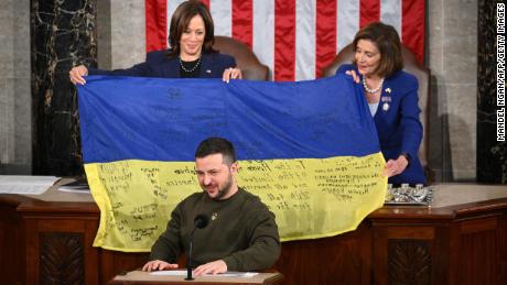 Watch Zelensky unveil flag during historic speech to Congress