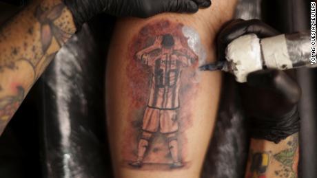 Fermin Robilotte, 27, gets a tattoo of Argentina&#39;s World Cup winning captain.