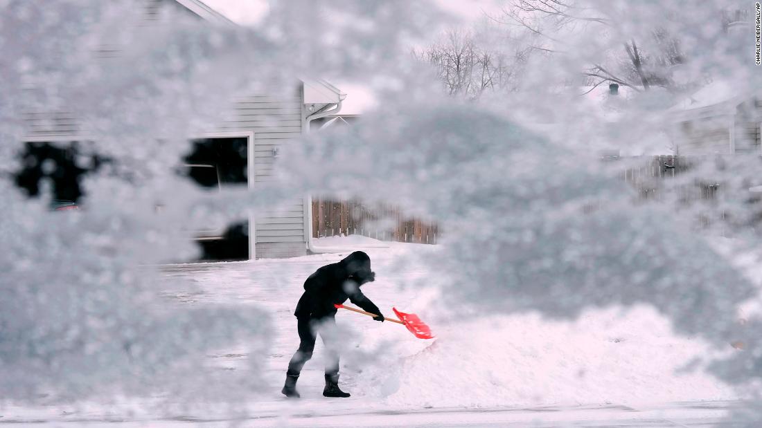 Live updates: Winter storm and severe cold sweeps across US