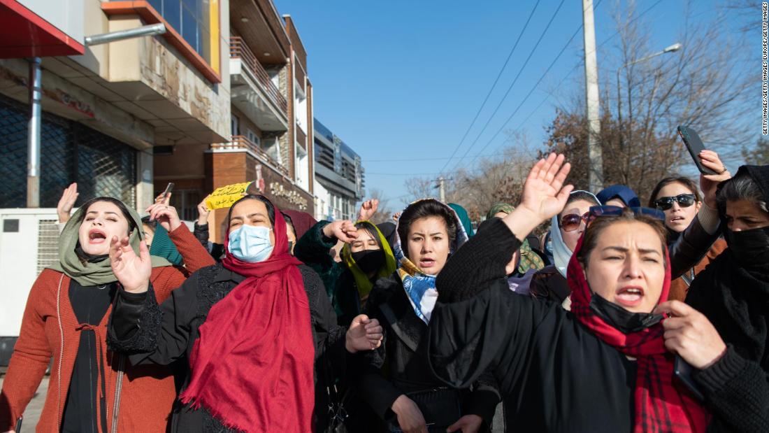 Las Afganas Alzan La Voz Por Sus Derechos Luego De Que El Talibán Suspendiera Su Educación 