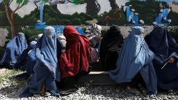 Afghanistan: PBB menangguhkan beberapa program bantuan setelah larangan Taliban