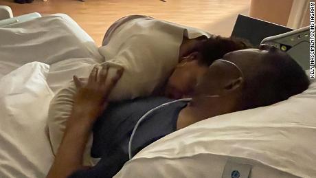 Before Christmas, Pele&#39;s daughter posted a moving photo with father in hospital.
