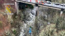 221226114003 bus accident spain 122522 hp video Six dead in Spain after bus plunges off bridge into river