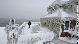 Buffalo residents rescue birds stuck in ice after historic winter storm -  Good Morning America