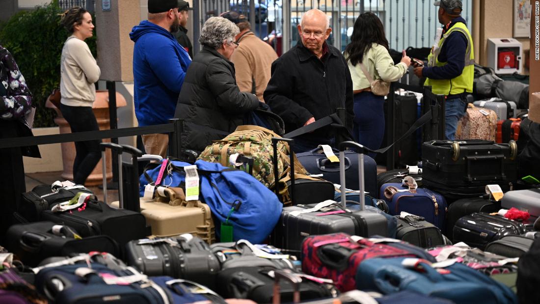 Buttigieg gelobt, die Fluggesellschaft zur Rechenschaft zu ziehen, da die Annullierungen von Southwest-Flügen fortgesetzt werden