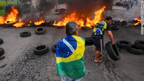 Violence has flared in the country ahead of Lula da Silva&#39;s inauguration.