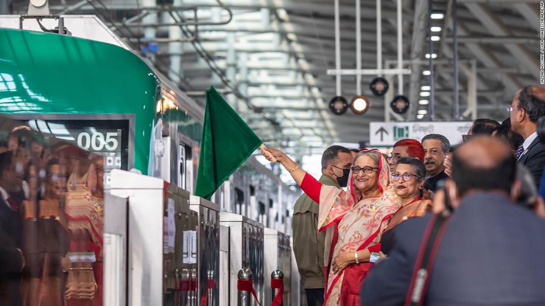 Metro v Dháce: Hlavní město Bangladéše otevírá svou první linku rychlé hromadné dopravy