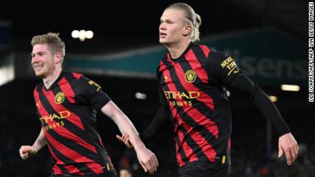 Erling Haaland celebrates with Kevin De Bruyne after scoring his Manchester City&#39;s second goal.