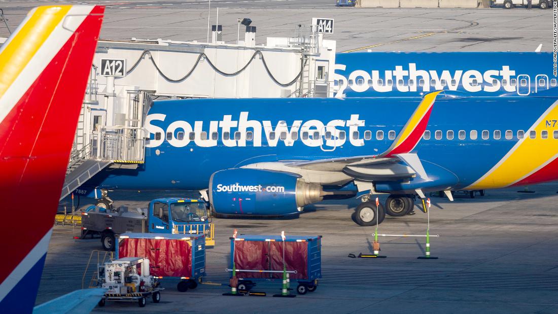 Read more about the article Southwest makes frequent flyer miles offer while lots of luggage remains in limbo – CNN