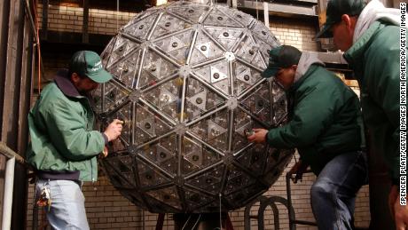 399078 02: Workers install the final light bulbs onto the exterior of the Times Square New Years Ball December 28, 2001 in New York City. New York Mayor Rudolph Giuliani said Times Square security would equal or exceed measures taken for the millennium. (Photo by Spencer Platt/Getty Images)