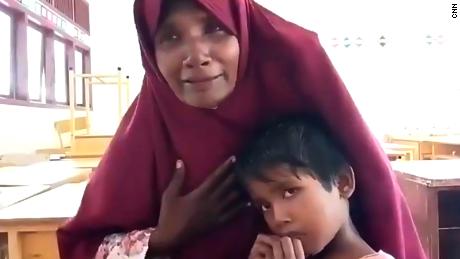 Hatemon Nesa dan putrinya yang berusia 5 tahun Umme Salima di tempat penampungan di provinsi Aceh di Indonesia.