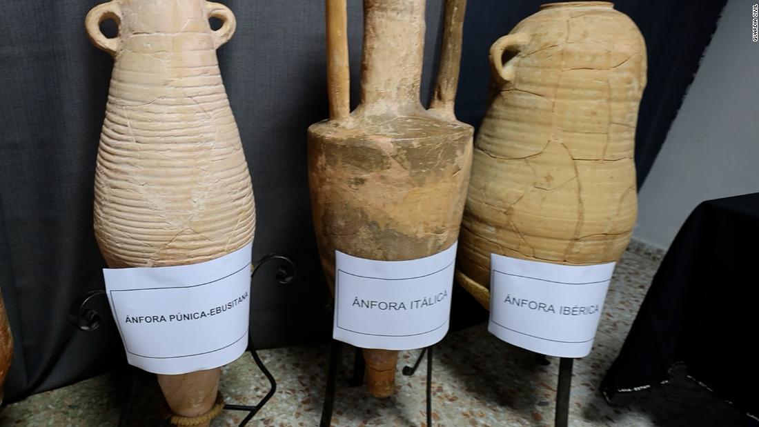 Alicante, Espanha: a polícia apreendeu centenas de artefatos e mais de 200 fragmentos de ossos humanos