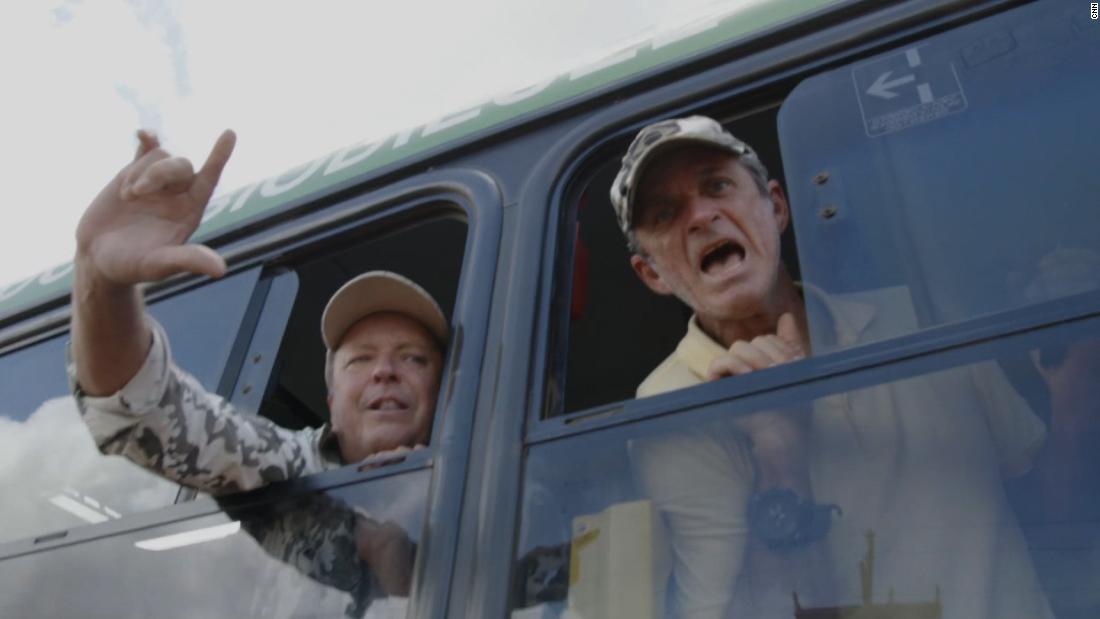 Isa Soares speaks with an arrested Bolsanaro supporter