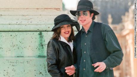 Lisa Marie Presley and Michael Jackson pose at the &quot;Chateau de Versailles&quot; on September 5, 1994 in Versailles, France.