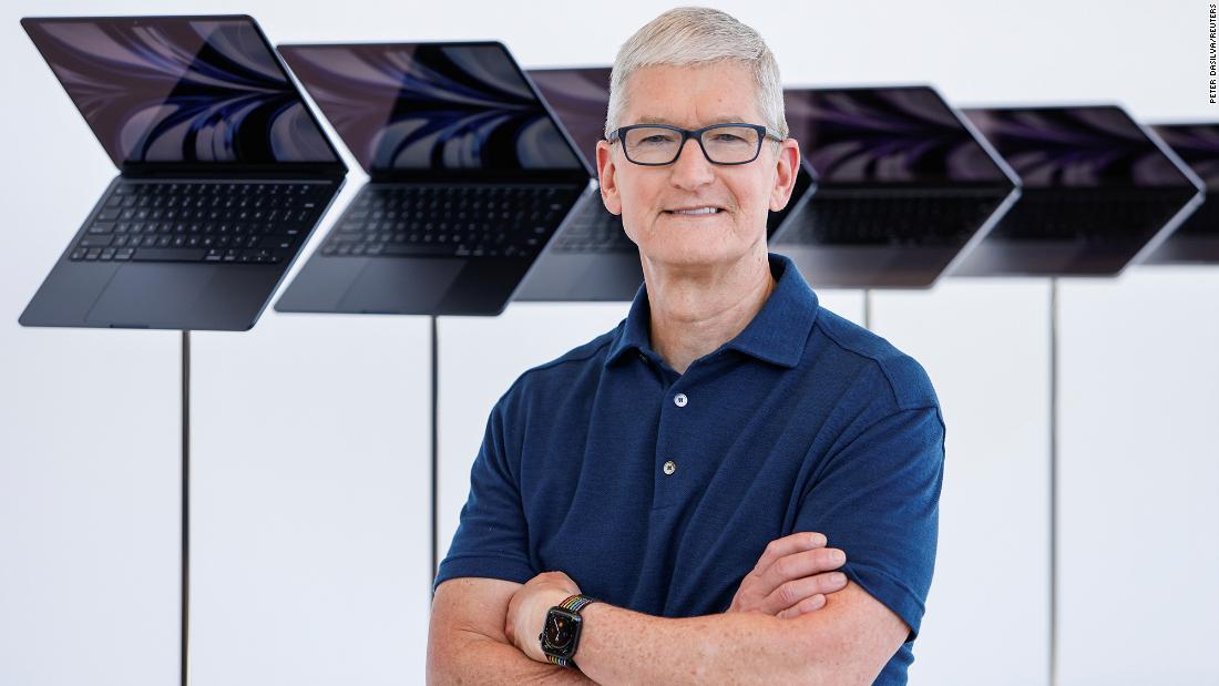 Tim Cook, Apple’s CEO, agrees to a 40% target pay cut