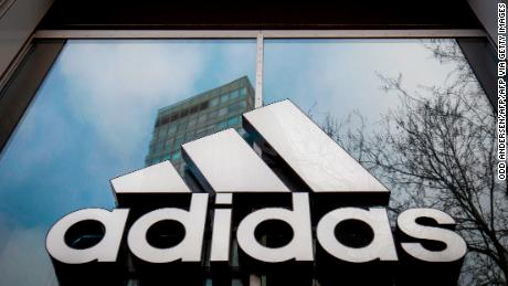 Alinear también Independientemente El fabricante de prendas deportivas Adidas pierde demanda por el diseño de las  3 rayas - CNN Video