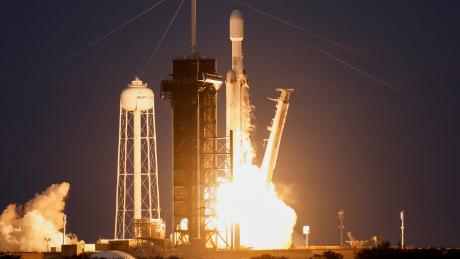 SpaceX&#39;s most powerful rocket returns to flight and nails synchronized landing