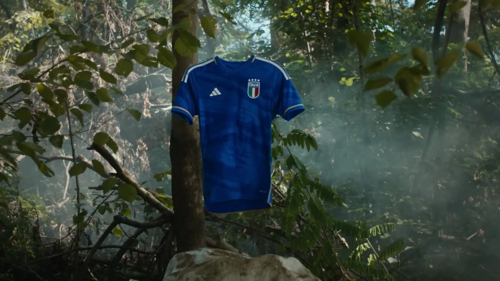 presenta la nueva camiseta la selección de Italia - Video