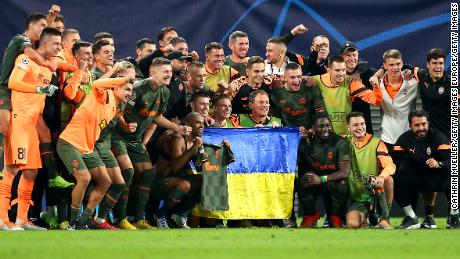 LEIPZIG, GERMANY - SEPTEMBER 06: Shakhtar Donetsk pose for a team photo following their side&#39;s victory in the UEFA Champions League group F match between RB Leipzig and Shakhtar Donetsk at Red Bull Arena on September 06, 2022 in Leipzig, Germany. (Photo by Cathrin Mueller/Getty Images)