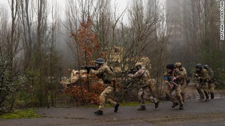As a Russian offensive looms, Ukraine races to train military on new Western weapons