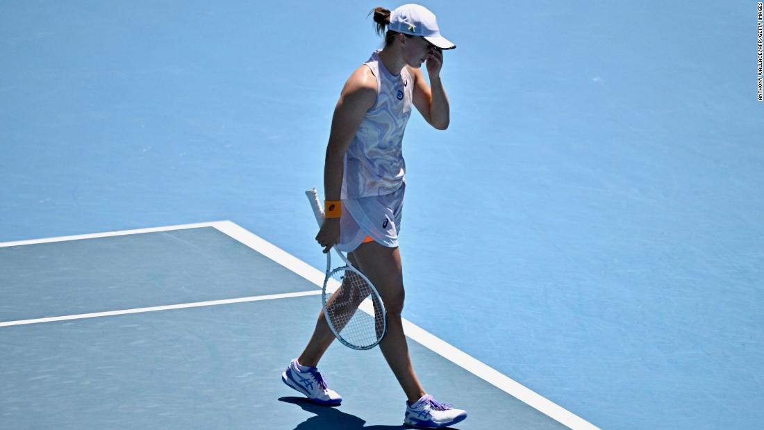 Women's world No. 1 Iga Swiatek eliminated from Australian Open