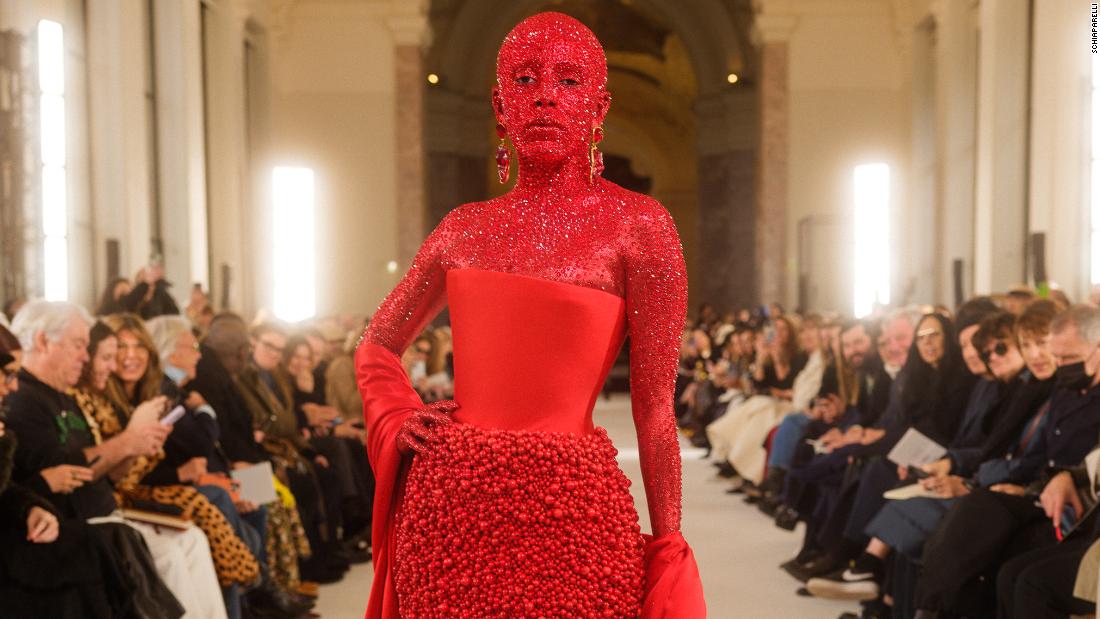 Video: Doja Cat covered in red paint and 30,000 crystals for Schiaparelli show at Paris Haute Couture Week – CNN Video