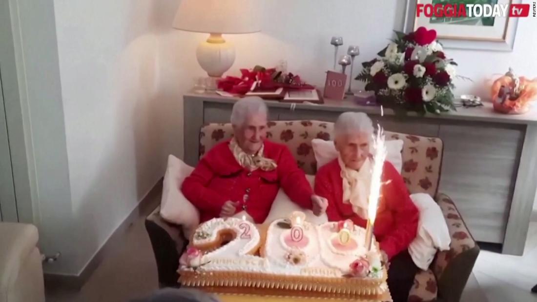 Así celebraron estas gemelas su cumpleaños número 100 - CNN Video