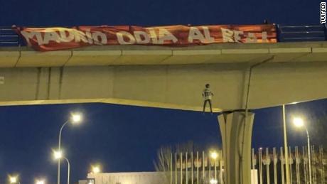 An effigy with Vinícius&#39; shirt hangs from a bridge in the vicinity of Real&#39;s Valdebebas training ground.