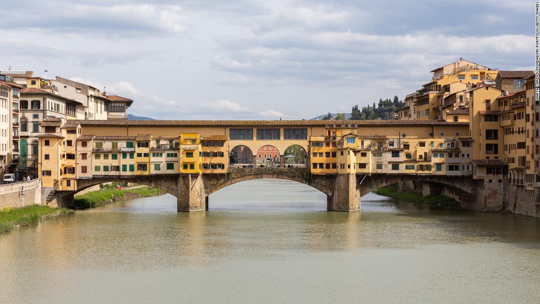 Een Amerikaanse toerist is beboet voor het rijden met een huurauto over een middeleeuwse Italiaanse brug
