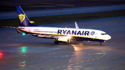 Ryanair menghasilkan rekor keuntungan karena permintaan yang meningkat membuat harga tiket pesawat melonjak