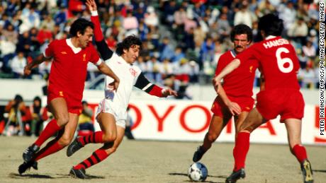 Flamengo&#39;s Zico takes on Liverpool&#39;s  Ray Kennedy, Graeme Souness and Alan Hansen.