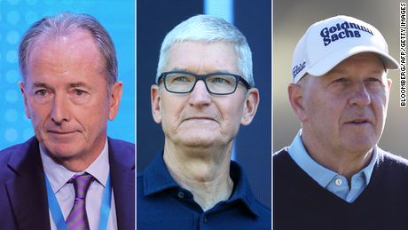 O CEO do Morgan Stanley, James Gorman (à esquerda), o chefe da Apple, Tim Cook (no meio) e o CEO do Goldman Sachs, David Solomon (à direita), estão entre os líderes cujos salários foram cortados nas últimas semanas. 