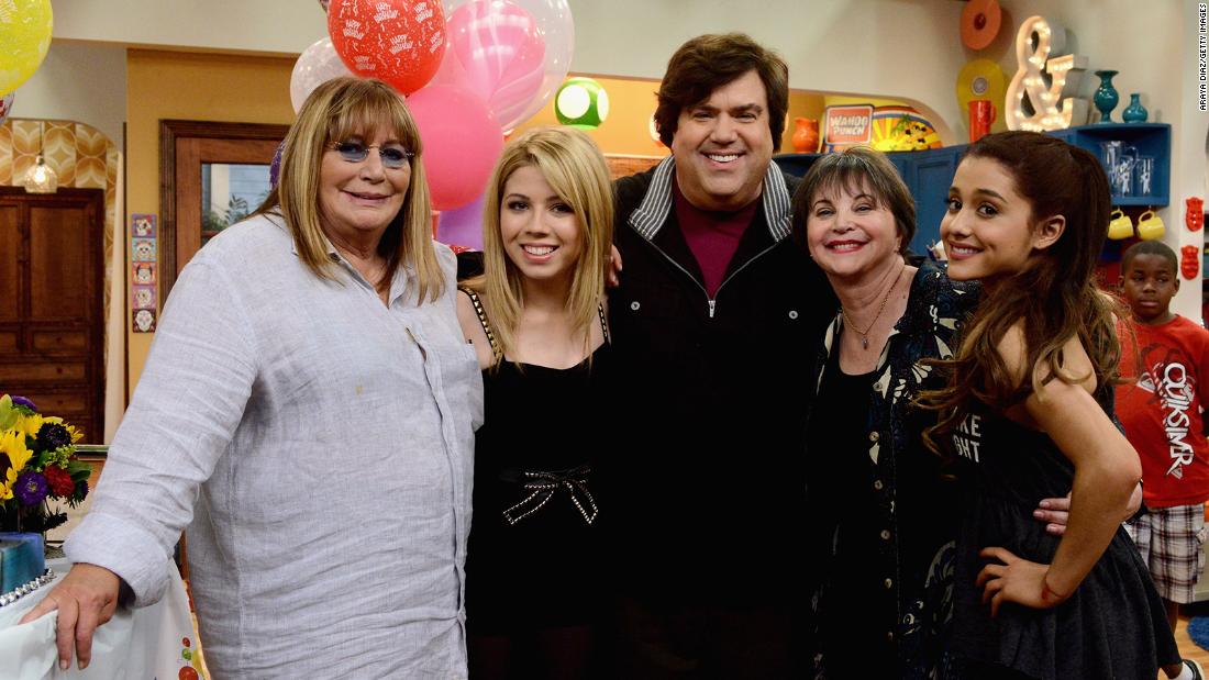Marshall, left, and Williams, second from right, make guest appearances with creator and executive producer Dan Schneider, center, on Nickelodeon&#39;s &#39;Sam &amp;amp; Cat,&#39; starring Jennette McCurdy, second from left, and Ariana Grande, right, in 2013.
