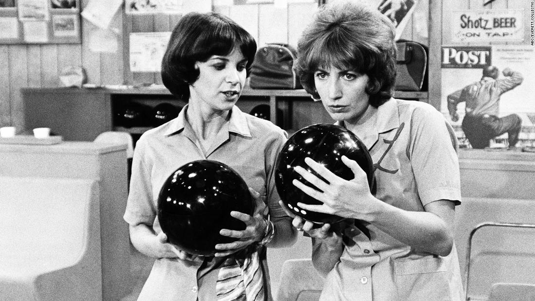 Williams and Marshall on the set of the sitcom Laverne &amp;amp; Shirley.