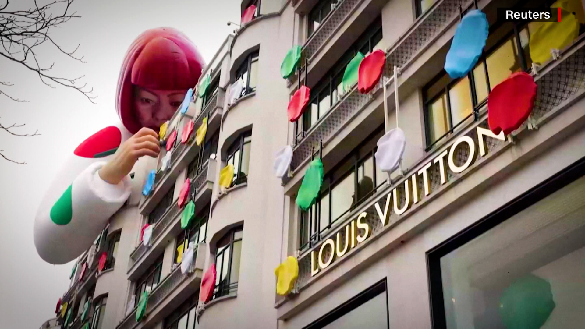 Un robot de Yayoi Kusama pinta la vidriera de Louis Vuitton en