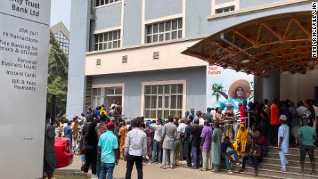Nigerians queue for new banknotes