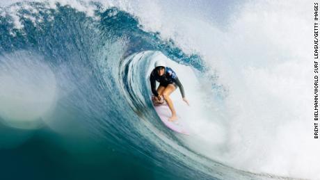 Caitlin Simmers of the United States surfs in heat 1 of the elimination round. 