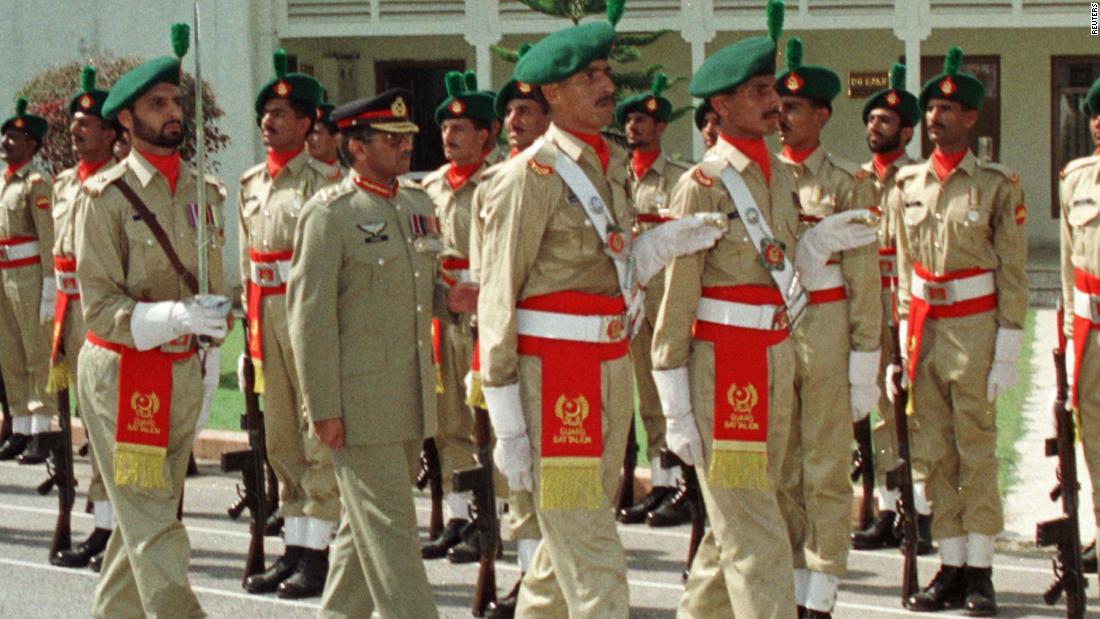 Musharraf, as Pakistan&#39;s newly appointed chief of army staff, inspects a military honor guard in Rawalpindi in 1998.